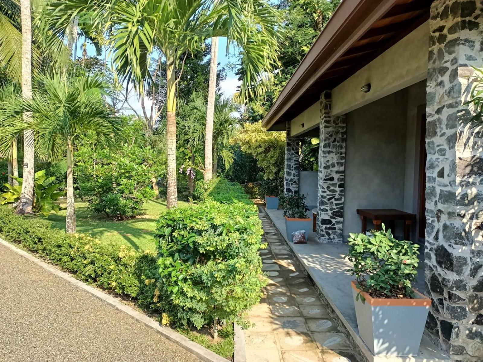 Avalon Village Resort Induruwa Exteriör bild